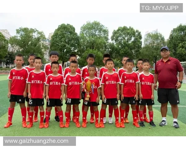 从贫困中崛起的足球明星追梦之路与奋斗精神的真实故事